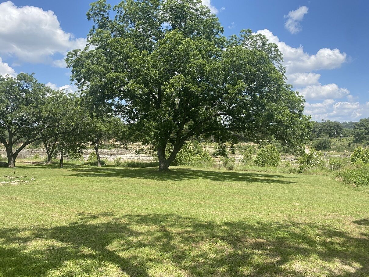 Come to Wimberley and enjoy this country cabin on the peaceful Blanco River.