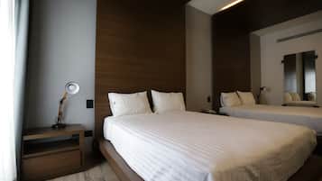 Quarto casal, 2 camas Queen | Roupas de cama premium, edredons de pluma, cofres nos quartos