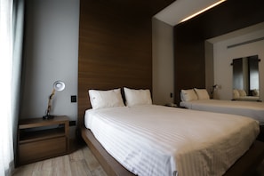 Tweepersoonskamer, 2 queensize bedden | Luxe beddengoed, donzen dekbedden, een kluis op de kamer