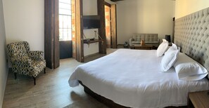 Premium Room, 1 King Bed, City View | Premium bedding, down duvets, in-room safe, blackout curtains - Hotel Diana (Puebla)