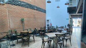 Un café moderne avec des murs en briques, des tables et des chaises en bois.
