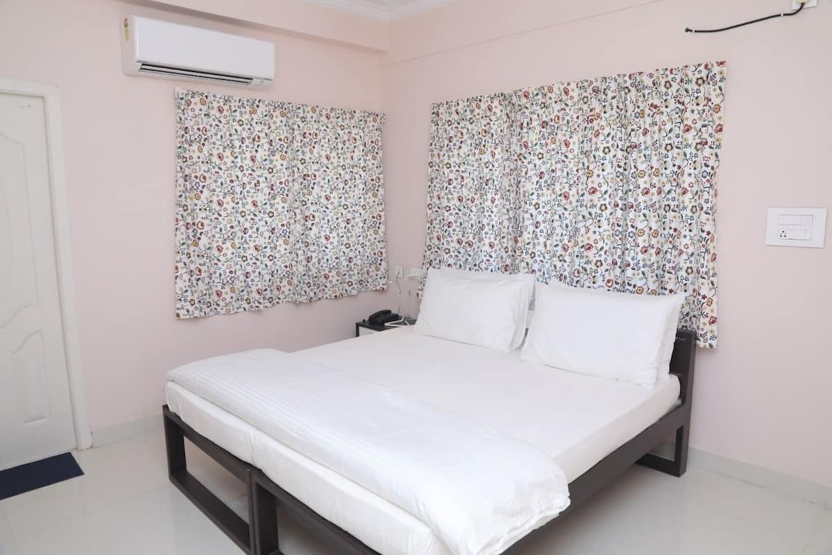 Hypo-allergenic bedding, free WiFi, bed sheets