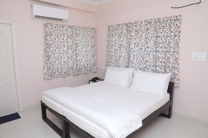 Hypo-allergenic bedding, free WiFi, bed sheets