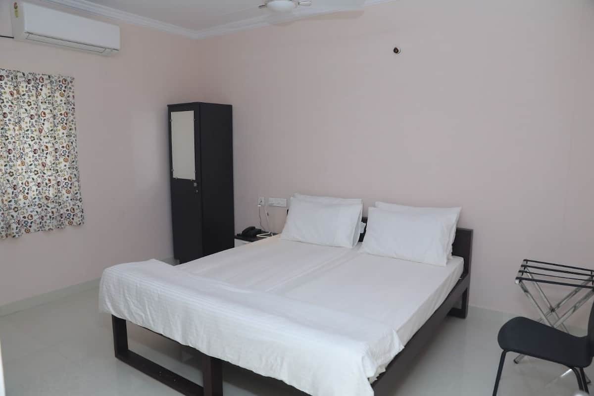 Comfort Room, 1 King Bed | Hypo-allergenic bedding, free WiFi, bed sheets