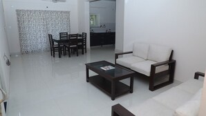 Ein modernes Wohnzimmer mit einer Couch, einem Couchtisch und einem Esstisch.