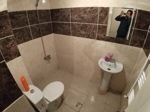 Shower, perlengkapan mandi gratis, pengering rambut, dan sandal