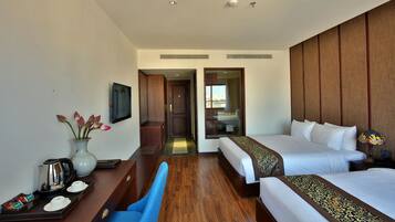 Frigobar, cofres nos quartos, escrivaninha, cortinas blackout