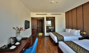 Minibar, safe på rommet, skrivebord og blendingsgardiner