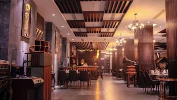 Se sirven desayunos, almuerzos y cenas; cocina local e internacional