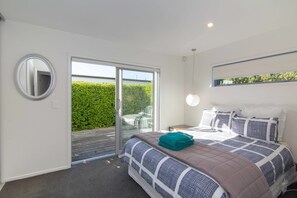 3 bedrooms, iron/ironing board, cribs/infant beds, free WiFi - 35 Tuscan Lane (Martinborough)