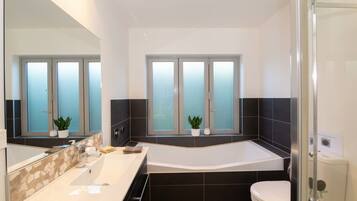 House, 3 Bedrooms | Bathroom