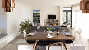 House, 2 Bedrooms (1 Queen, 1 Tri-bunk) | In-room dining - Cloud 9 on Tuscan (Martinborough)