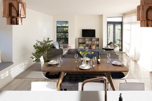 單棟房屋, 2 間臥室 (1 Queen, 1 Tri-bunk) | 房內用餐