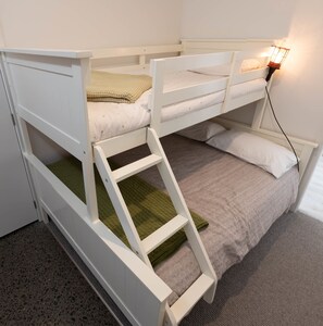Ferienhaus, 2 Schlafzimmer (1 Queen, 1 Tri-bunk)