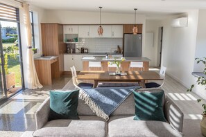 House, 2 Bedrooms (1 Queen, 1 Tri-bunk) | Living area | Smart TV, Netflix - Cloud 9 on Tuscan (Martinborough)