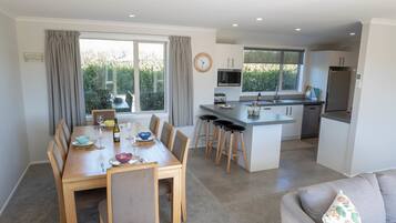 House, 3 Bedrooms | Private kitchen | Full-size fridge, microwave, oven, stovetop