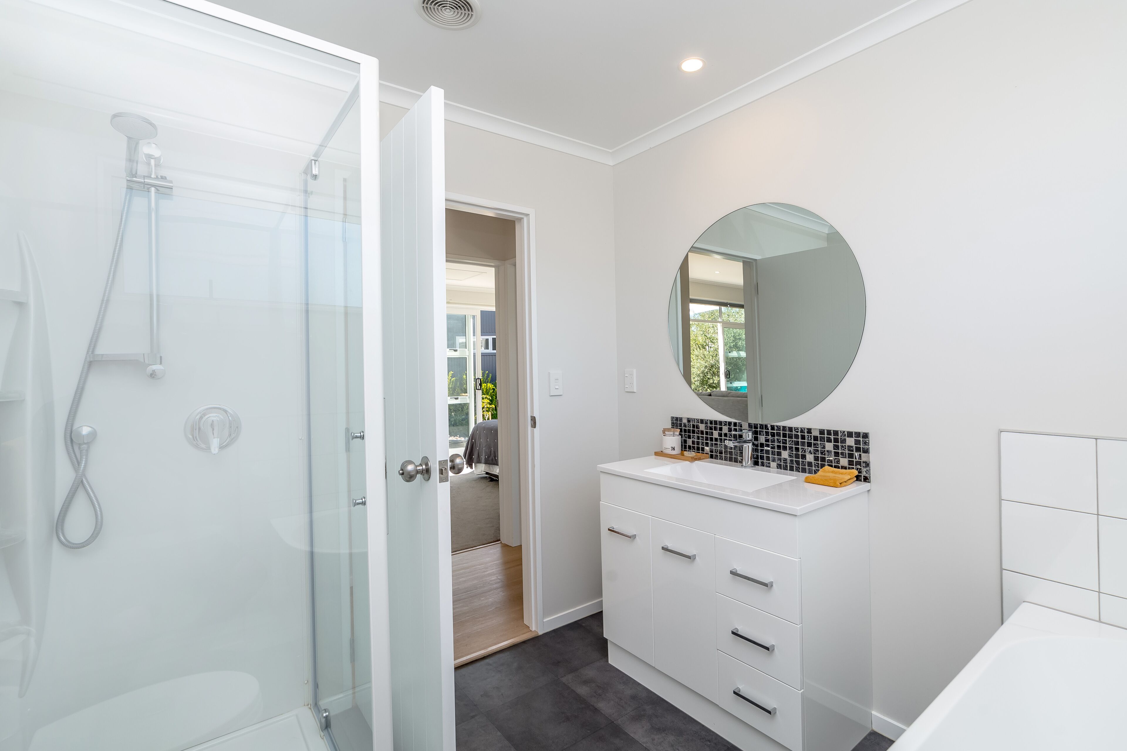 House, 3 Bedrooms | Bathroom | Separate bathtub and shower, hair dryer, towels