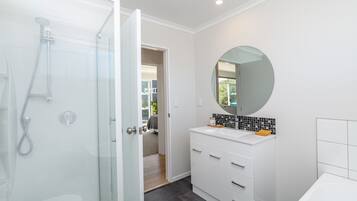 House, 3 Bedrooms | Bathroom | Separate bathtub and shower, hair dryer, towels