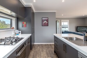 Casa, 3 habitaciones | Cocina privada | Refrigerador con congelador, microondas, horno y parrilla de estufa 