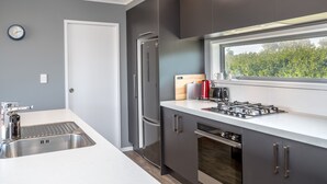 House, 3 Bedrooms | Private kitchen | Full-size fridge, microwave, oven, stovetop - Fern Haven (Martinborough)