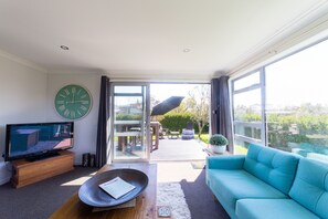 Casa, 3 habitaciones | Área de sala de estar | Televisión de pantalla plana 