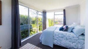 House, 3 Bedrooms | 3 bedrooms, cribs (surcharge), rollaway beds (surcharge), WiFi (free) - 16 Burgundy (Martinborough)