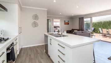 House, 3 Bedrooms | Private kitchen | Full-size fridge, microwave, oven, stovetop