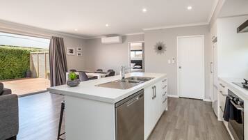 House, 3 Bedrooms | Private kitchen | Full-size fridge, microwave, oven, stovetop