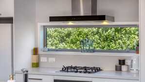 House, 3 Bedrooms | Private kitchen | Full-size fridge, microwave, oven, stovetop - 27 Tuscan (Martinborough)