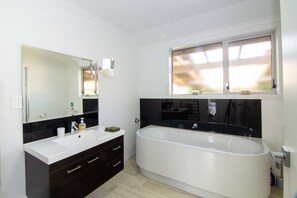 House, 3 Bedrooms | Bathroom