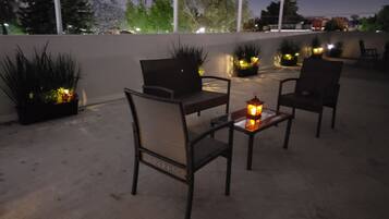 Habitación urbana, 1 cama matrimonial, vista a la ciudad | Café