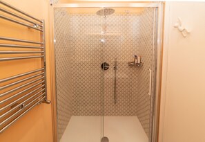 Shower, hair dryer, bidet, towels - Bright, stylish, renovated Flat near Villa Borghese (Roma)