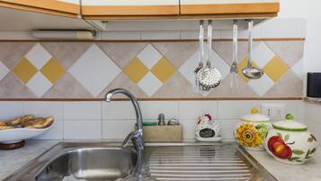 KĂŒhlschrank, Mikrowelle, Ofen, Herdplatte