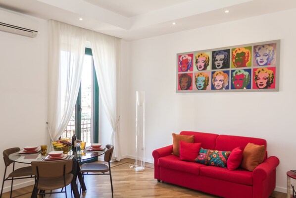 Fernseher, Videospiele, DVD-Player, Bücher