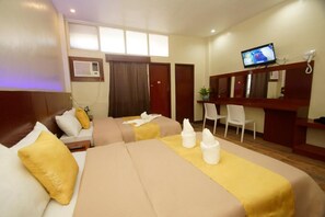 Desk, iron/ironing board, free WiFi, bed sheets - Hacasi Hotel (Tacloban)