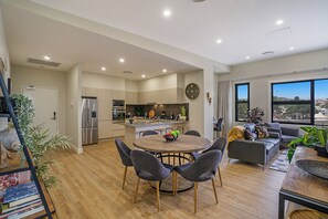 スーペリア アパートメント ベッド (複数台) シティビュー | リビングルーム | 43 インチの薄型テレビ (デジタル放送視聴可)、テレビ