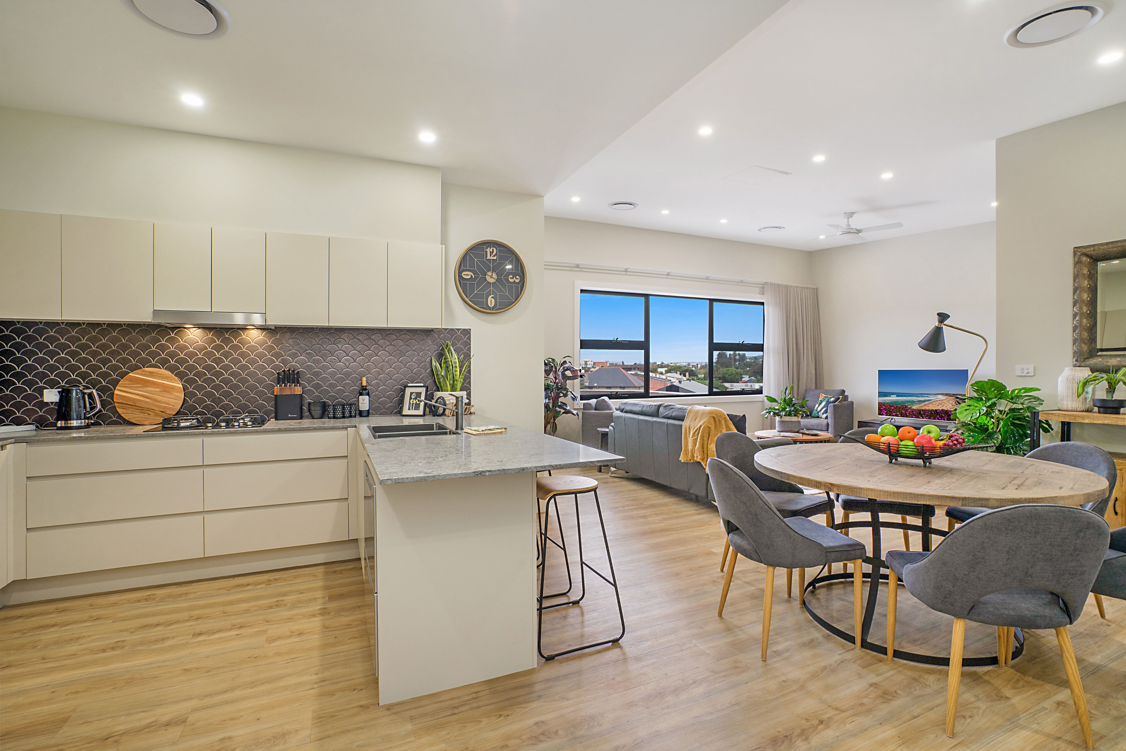 Appartement Supérieur, plusieurs lits, vue ville | Salle de séjour | Télévision à écran plat de 43 pouces avec chaînes numériques, télévision