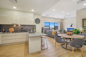 Lägenhet Superior - flera sängar - utsikt mot staden | Vardagsrum | 43-tums platt-tv med digitalkanaler och tv