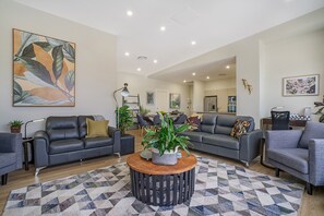 スーペリア アパートメント ベッド (複数台) シティビュー | リビングルーム | 43 インチの薄型テレビ (デジタル放送視聴可)、テレビ