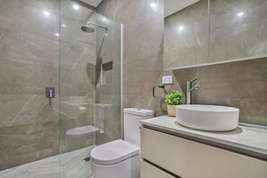 Apartamento superior, várias camas, vista para a cidade | Banheiro | Chuveiro, produtos de toalete grátis, secador de cabelo, sabonete