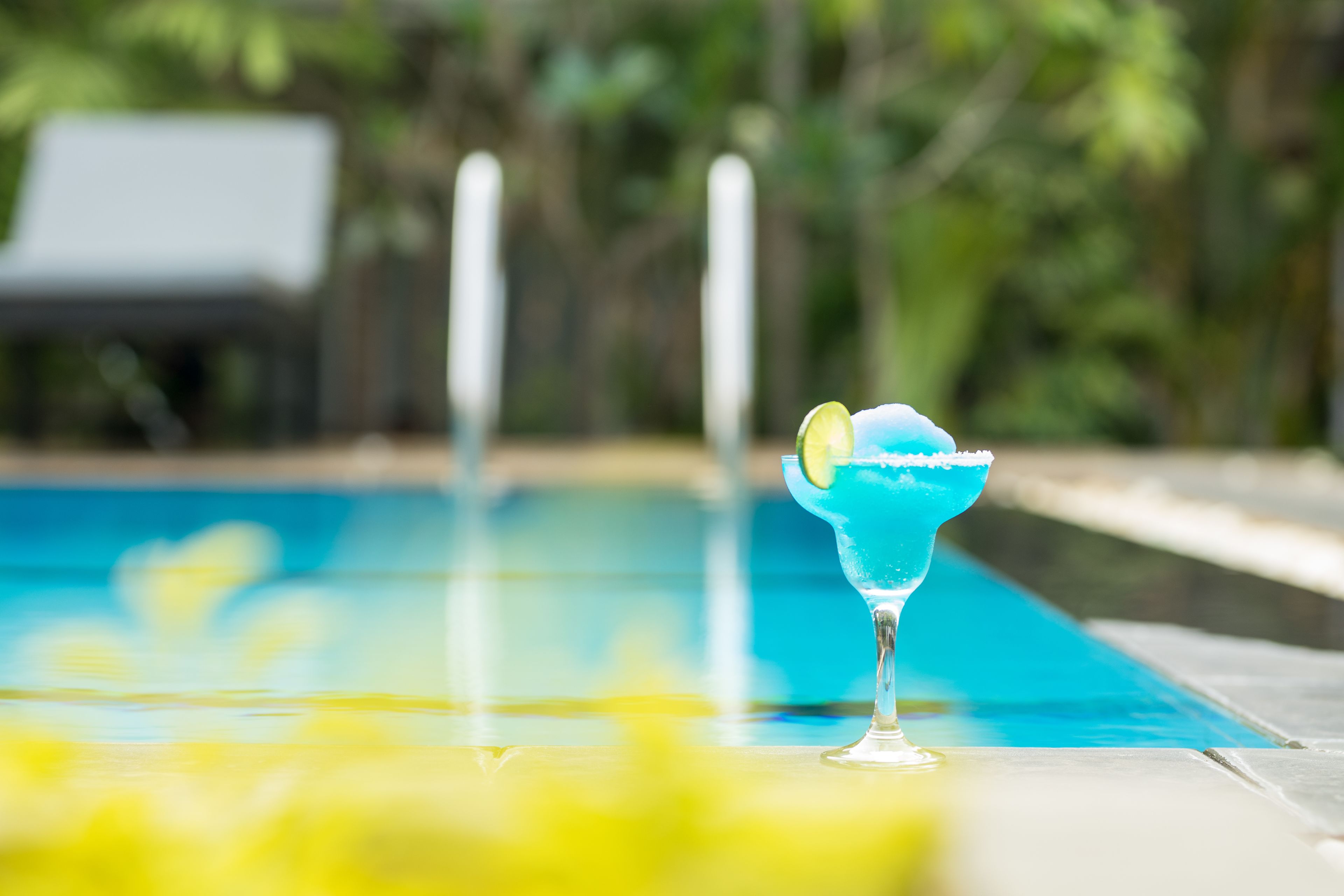 Un cadre agréable au bord de la piscine, avec une vue dégagée sur la piscine et des chaises longues à l’arrière-plan.