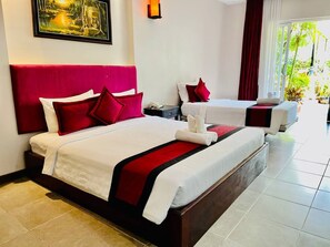 Quarto família | Cofres nos quartos, individualmente decorados, escrivaninha