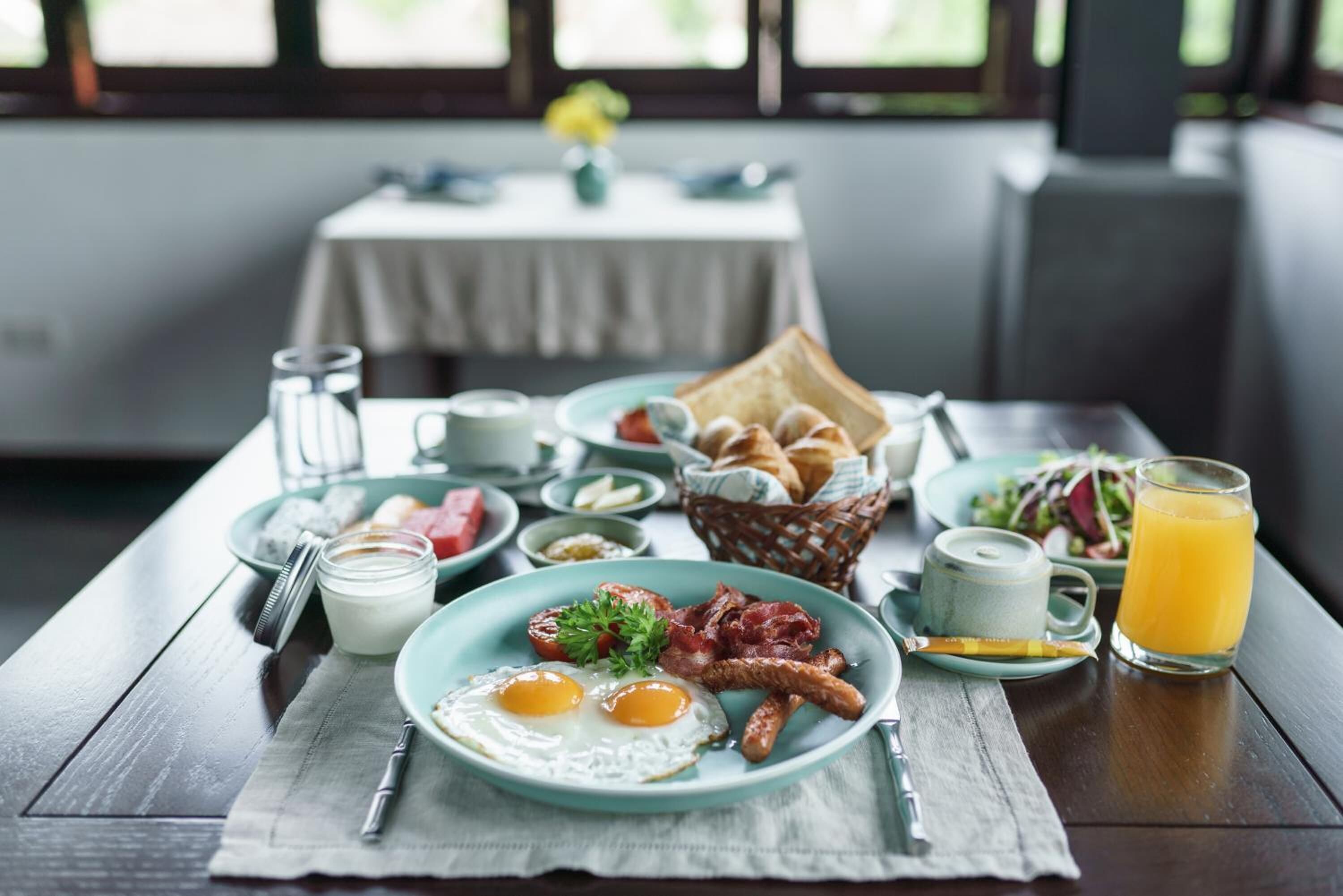 breakfast, lunch and dinner served