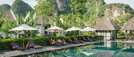 Ulkouima-allas, aurinkotuoleja