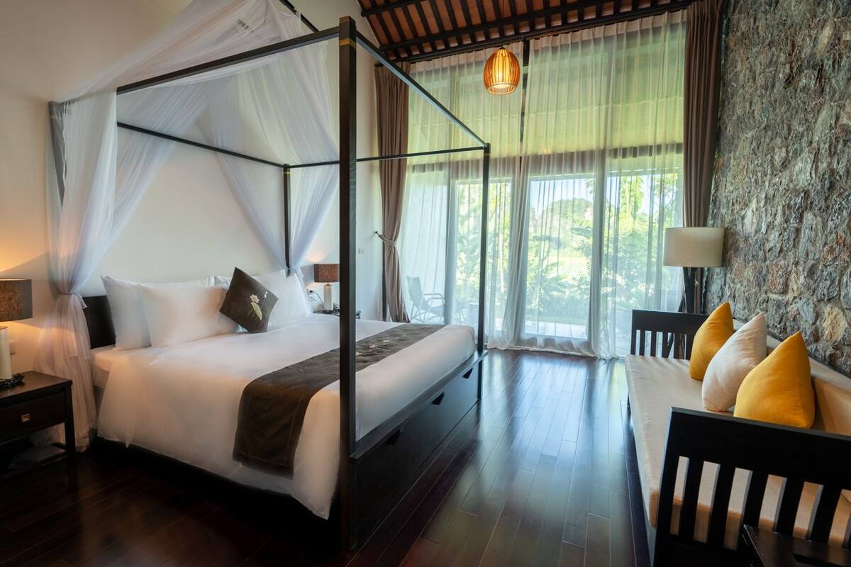 valley field executive  | minibar, in-room safe, desk, free wifi