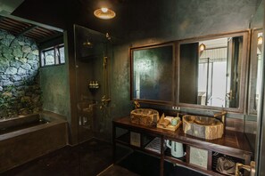 Bathroom sink - Aravinda Resort (Hoa Lu)