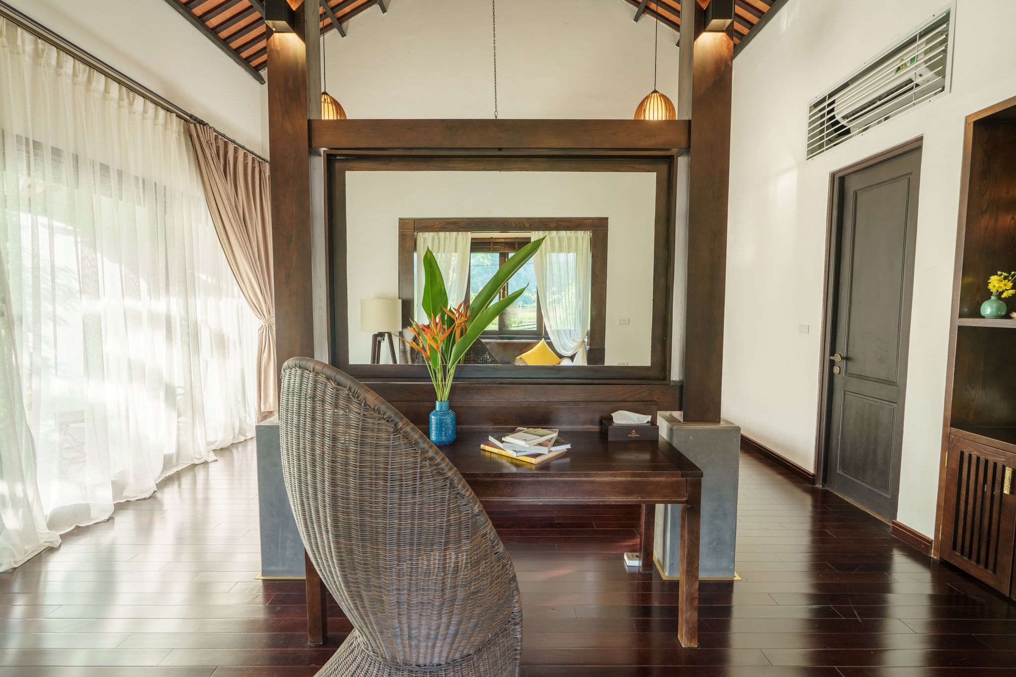 aravinda suite villa | minibar, in-room safe, desk, free wifi