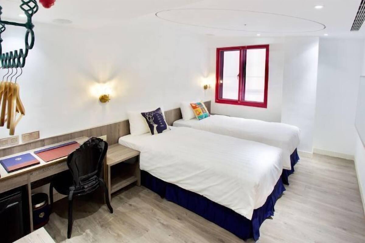 Premium bedding, down comforters, in-room safe, individually decorated