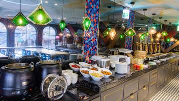 Daily self-service breakfast (TWD 250 per person)