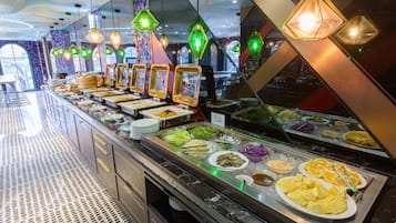 Daily self-service breakfast (TWD 250 per person)